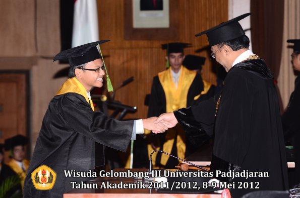 wisuda-unpad-gel-iii-2011_2012-fakultas-kedokteran-oleh-rektor-086