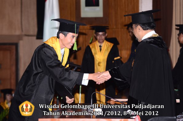 wisuda-unpad-gel-iii-2011_2012-fakultas-kedokteran-oleh-rektor-087