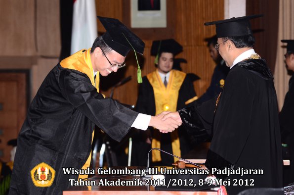 wisuda-unpad-gel-iii-2011_2012-fakultas-kedokteran-oleh-rektor-092