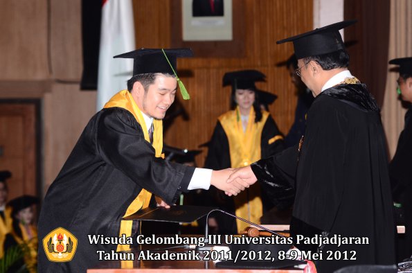 wisuda-unpad-gel-iii-2011_2012-fakultas-kedokteran-oleh-rektor-093