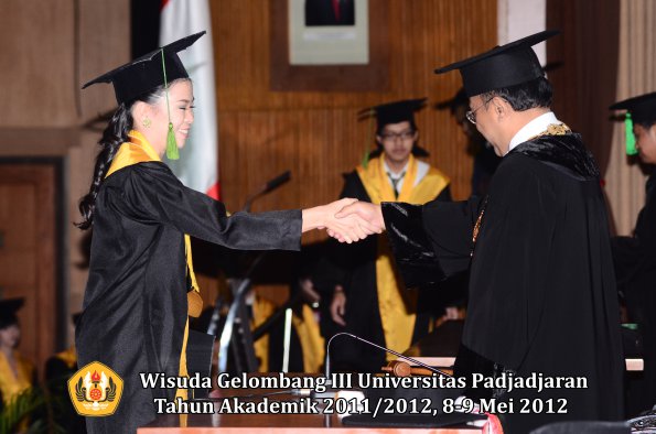 wisuda-unpad-gel-iii-2011_2012-fakultas-kedokteran-oleh-rektor-097