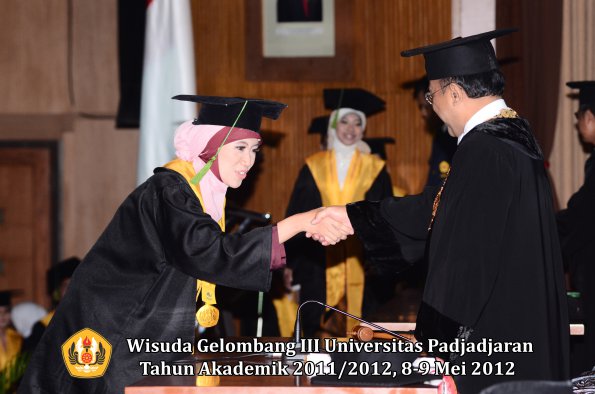 wisuda-unpad-gel-iii-2011_2012-fakultas-kedokteran-oleh-rektor-098