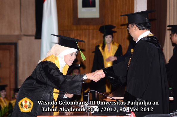 wisuda-unpad-gel-iii-2011_2012-fakultas-kedokteran-oleh-rektor-099