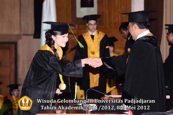 wisuda-unpad-gel-iii-2011_2012-fakultas-kedokteran-oleh-rektor-100