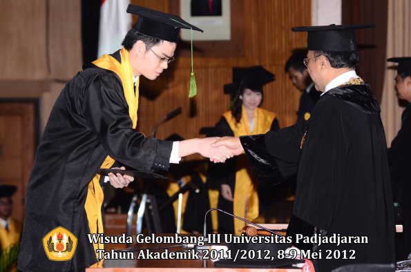 wisuda-unpad-gel-iii-2011_2012-fakultas-kedokteran-oleh-rektor-101