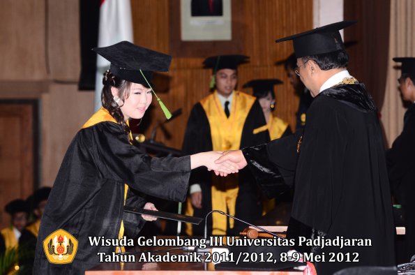 wisuda-unpad-gel-iii-2011_2012-fakultas-kedokteran-oleh-rektor-102