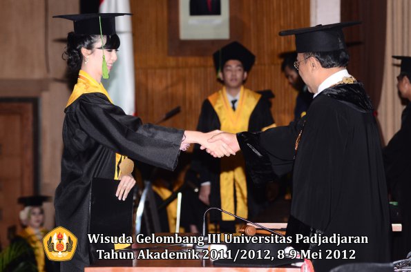 wisuda-unpad-gel-iii-2011_2012-fakultas-kedokteran-oleh-rektor-104