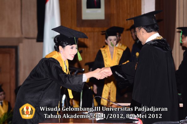 wisuda-unpad-gel-iii-2011_2012-fakultas-kedokteran-oleh-rektor-107