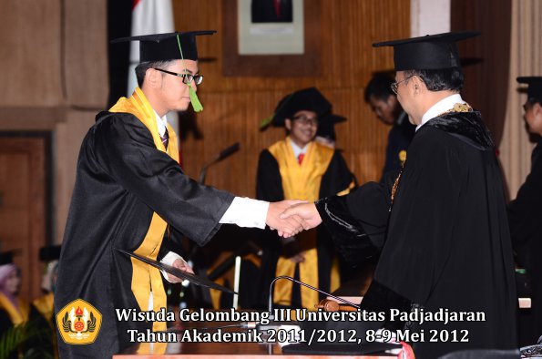 wisuda-unpad-gel-iii-2011_2012-fakultas-kedokteran-oleh-rektor-109