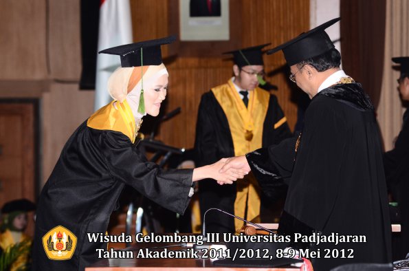 wisuda-unpad-gel-iii-2011_2012-fakultas-kedokteran-oleh-rektor-114