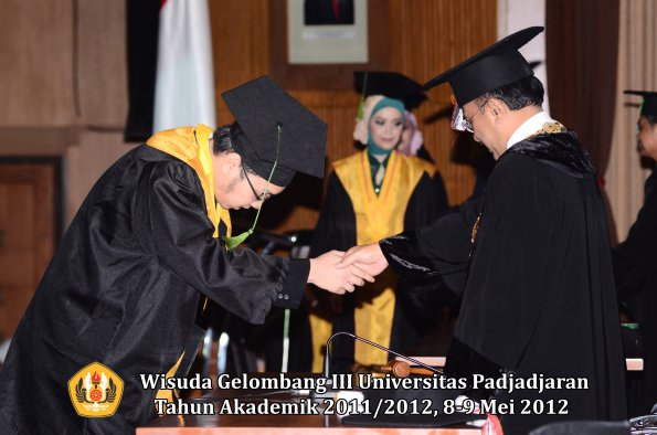 wisuda-unpad-gel-iii-2011_2012-fakultas-kedokteran-oleh-rektor-115