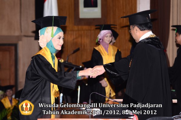 wisuda-unpad-gel-iii-2011_2012-fakultas-kedokteran-oleh-rektor-116