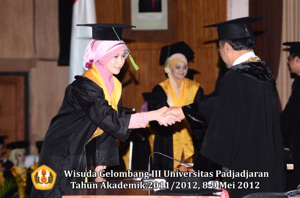 wisuda-unpad-gel-iii-2011_2012-fakultas-kedokteran-oleh-rektor-117