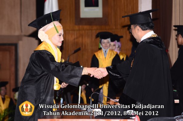 wisuda-unpad-gel-iii-2011_2012-fakultas-kedokteran-oleh-rektor-118