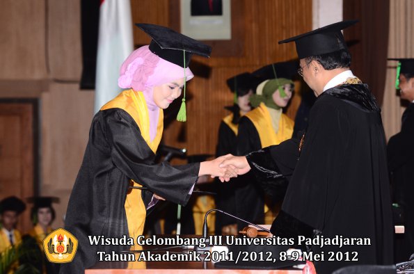 wisuda-unpad-gel-iii-2011_2012-fakultas-kedokteran-oleh-rektor-121