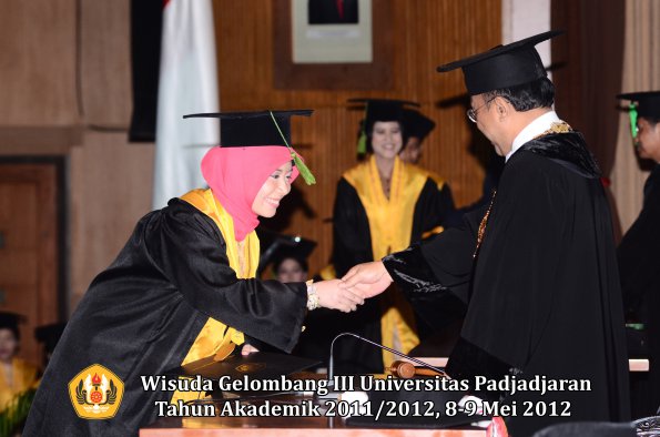 wisuda-unpad-gel-iii-2011_2012-fakultas-kedokteran-oleh-rektor-128