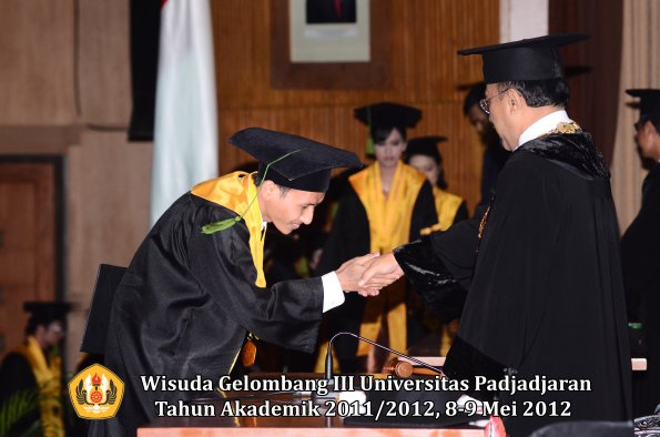 wisuda-unpad-gel-iii-2011_2012-fakultas-kedokteran-oleh-rektor-130