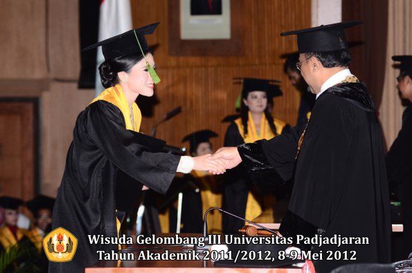 wisuda-unpad-gel-iii-2011_2012-fakultas-kedokteran-oleh-rektor-132