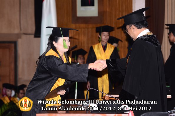 wisuda-unpad-gel-iii-2011_2012-fakultas-kedokteran-oleh-rektor-133