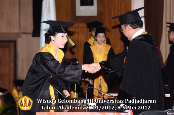 wisuda-unpad-gel-iii-2011_2012-fakultas-kedokteran-oleh-rektor-135