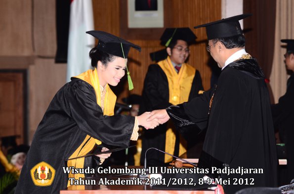 wisuda-unpad-gel-iii-2011_2012-fakultas-kedokteran-oleh-rektor-136