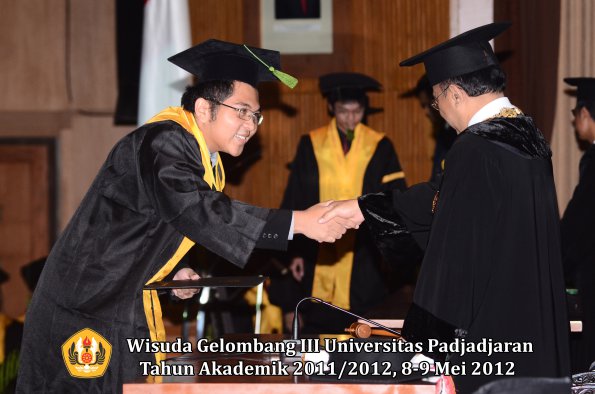 wisuda-unpad-gel-iii-2011_2012-fakultas-kedokteran-oleh-rektor-137