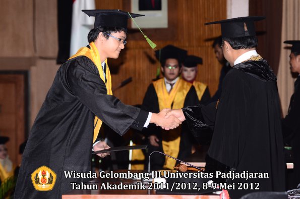 wisuda-unpad-gel-iii-2011_2012-fakultas-kedokteran-oleh-rektor-139