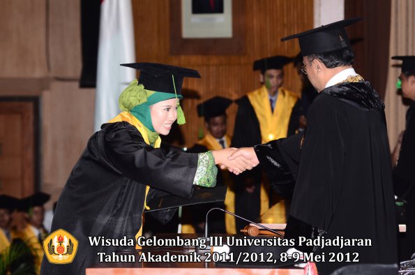 wisuda-unpad-gel-iii-2011_2012-fakultas-kedokteran-oleh-rektor-142