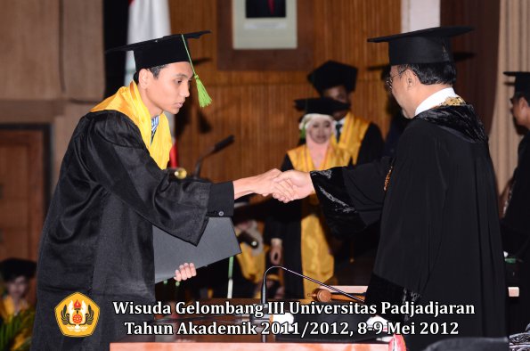 wisuda-unpad-gel-iii-2011_2012-fakultas-kedokteran-oleh-rektor-143