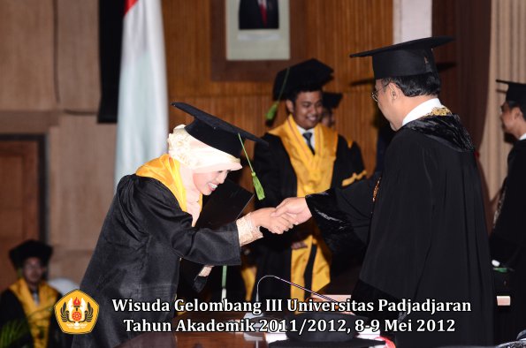 wisuda-unpad-gel-iii-2011_2012-fakultas-kedokteran-oleh-rektor-144