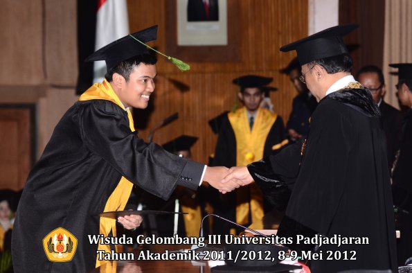 wisuda-unpad-gel-iii-2011_2012-fakultas-kedokteran-oleh-rektor-145