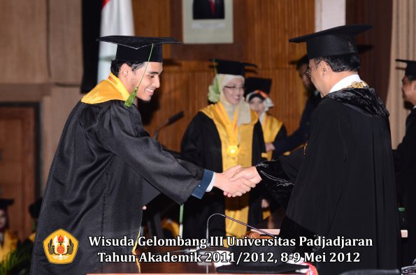 wisuda-unpad-gel-iii-2011_2012-fakultas-kedokteran-oleh-rektor-146