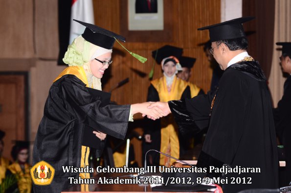 wisuda-unpad-gel-iii-2011_2012-fakultas-kedokteran-oleh-rektor-147