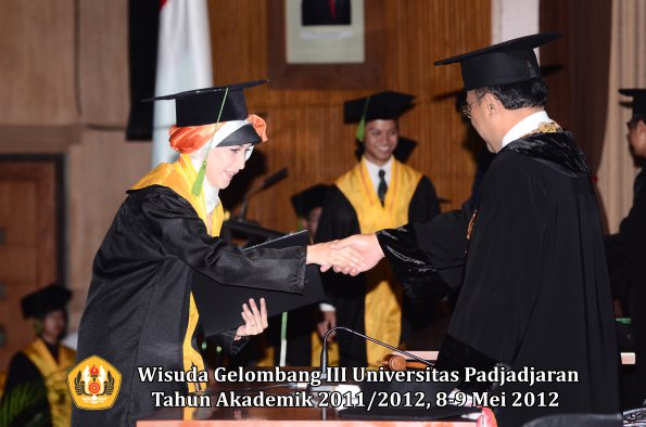 wisuda-unpad-gel-iii-2011_2012-fakultas-kedokteran-oleh-rektor-148