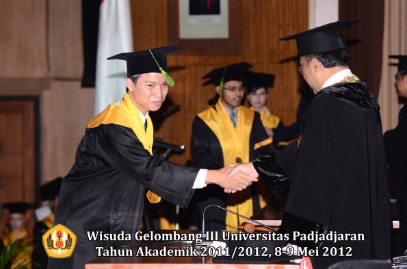 wisuda-unpad-gel-iii-2011_2012-fakultas-kedokteran-oleh-rektor-149