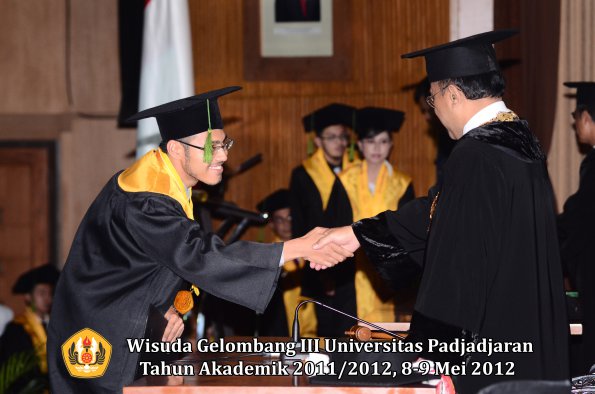 wisuda-unpad-gel-iii-2011_2012-fakultas-kedokteran-oleh-rektor-150