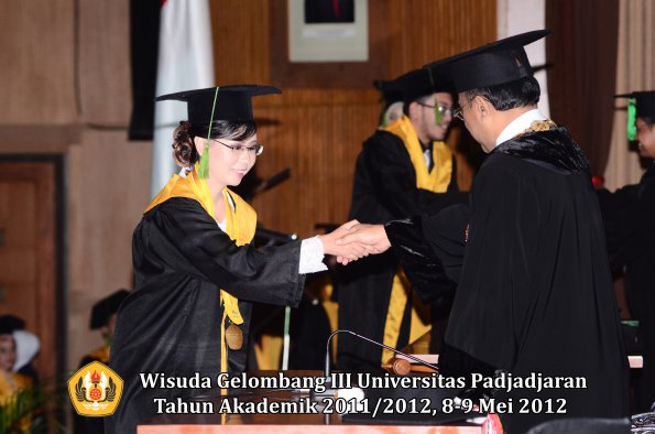 wisuda-unpad-gel-iii-2011_2012-fakultas-kedokteran-oleh-rektor-151