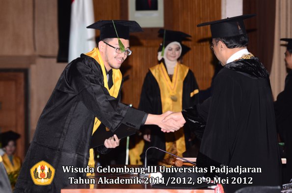 wisuda-unpad-gel-iii-2011_2012-fakultas-kedokteran-oleh-rektor-152