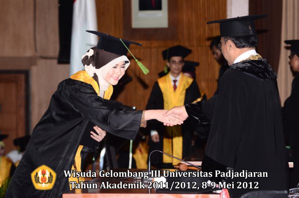 wisuda-unpad-gel-iii-2011_2012-fakultas-kedokteran-oleh-rektor-153