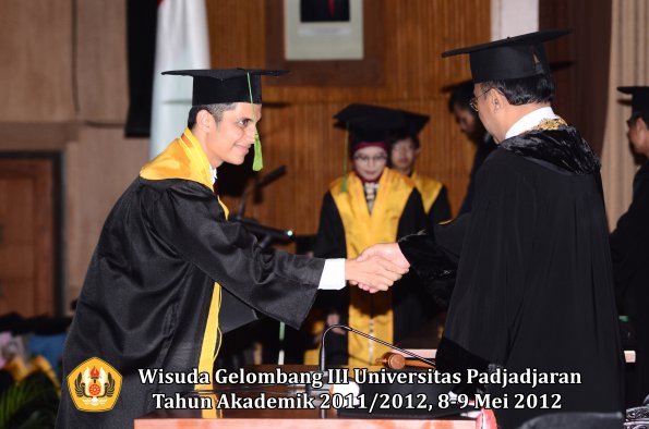 wisuda-unpad-gel-iii-2011_2012-fakultas-kedokteran-oleh-rektor-154