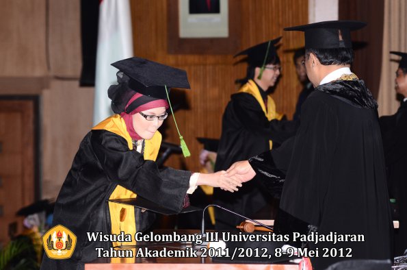 wisuda-unpad-gel-iii-2011_2012-fakultas-kedokteran-oleh-rektor-155