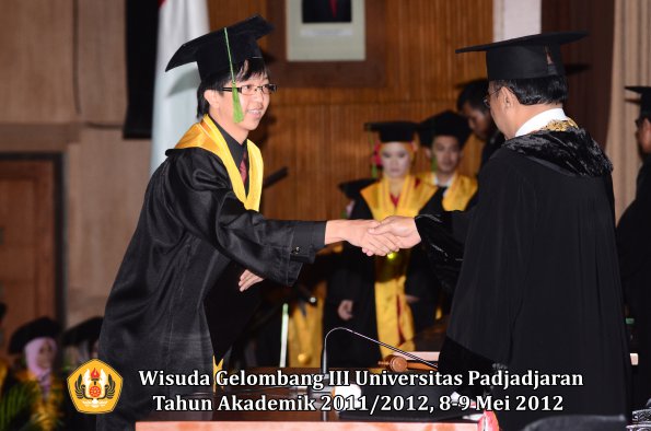 wisuda-unpad-gel-iii-2011_2012-fakultas-kedokteran-oleh-rektor-156