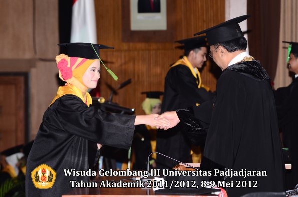 wisuda-unpad-gel-iii-2011_2012-fakultas-kedokteran-oleh-rektor-157