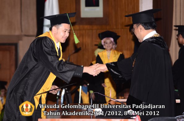 wisuda-unpad-gel-iii-2011_2012-fakultas-kedokteran-oleh-rektor-158