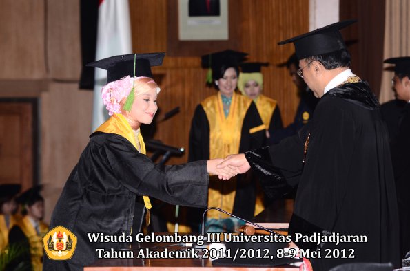 wisuda-unpad-gel-iii-2011_2012-fakultas-kedokteran-oleh-rektor-159