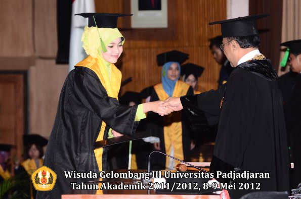 wisuda-unpad-gel-iii-2011_2012-fakultas-kedokteran-oleh-rektor-161