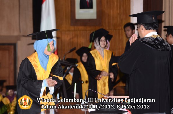 wisuda-unpad-gel-iii-2011_2012-fakultas-kedokteran-oleh-rektor-162