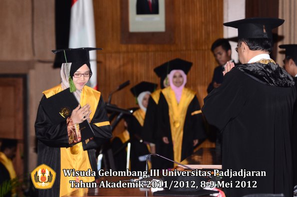 wisuda-unpad-gel-iii-2011_2012-fakultas-kedokteran-oleh-rektor-163