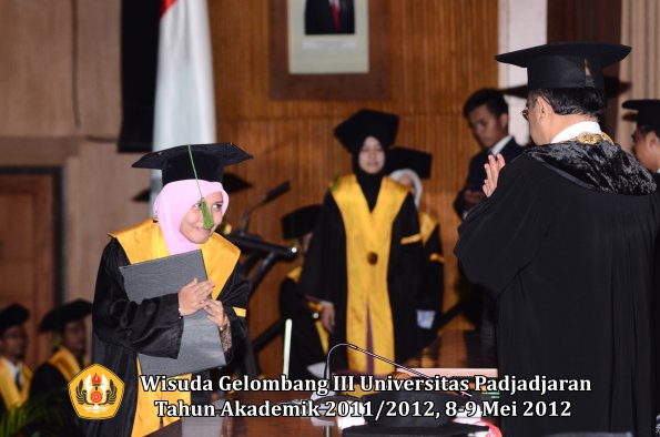 wisuda-unpad-gel-iii-2011_2012-fakultas-kedokteran-oleh-rektor-164