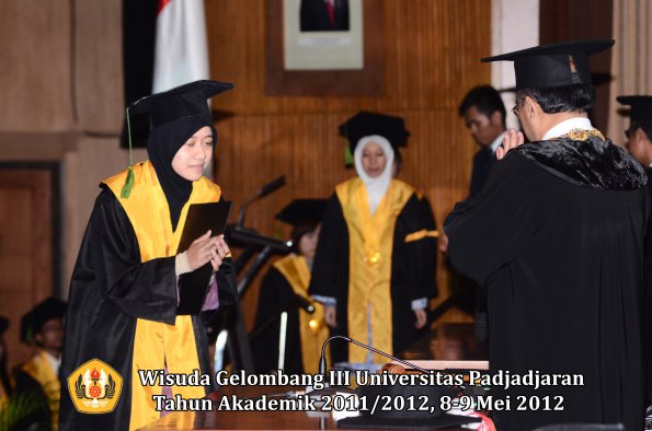 wisuda-unpad-gel-iii-2011_2012-fakultas-kedokteran-oleh-rektor-165